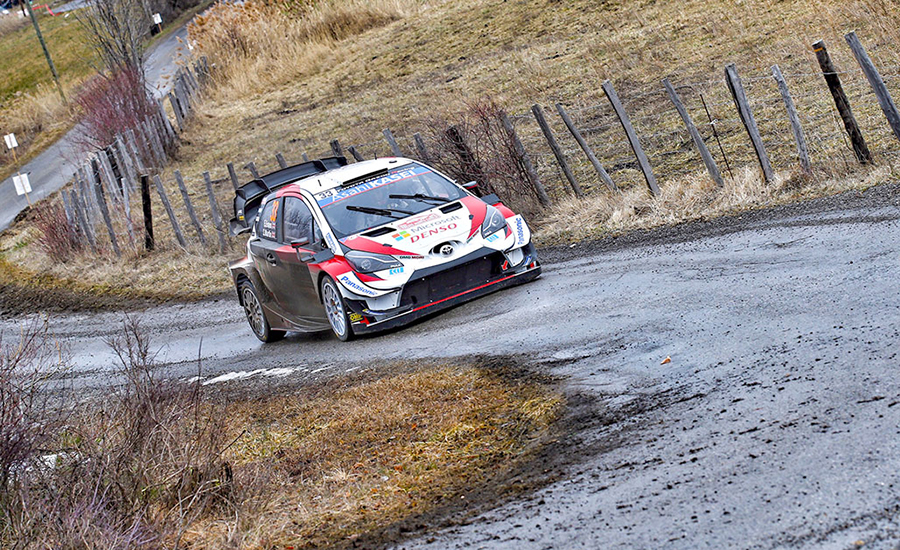Ogier en Evans met Toyota Yaris WRC aan de start van Hemicuda Rally