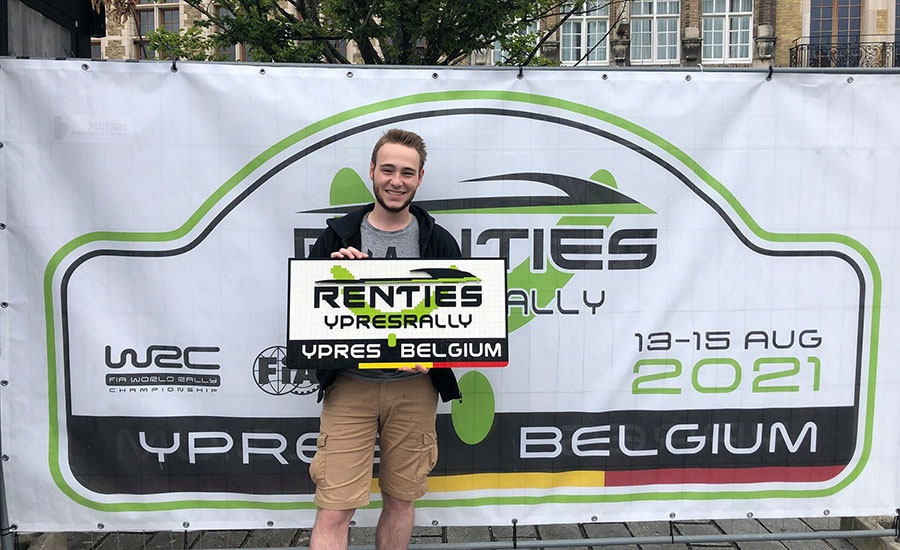 LEGO Master Corneel Clarys bouwt rallywagens in de Ypres Rally Pop-up Store