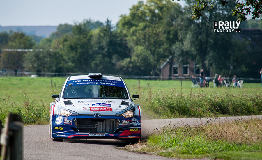 Bob de Jong met Erik de Wild aan de start in Twente Rally