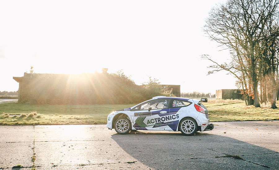 ACtronics zet medewerkers in een rallyauto
