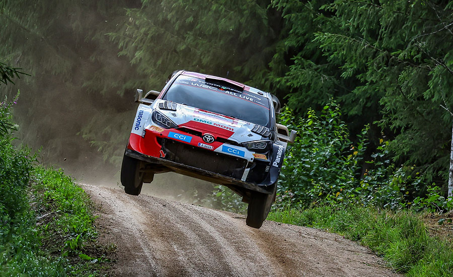 WRC Estland: Regen zorgt voor choas, Rovanperä leider
