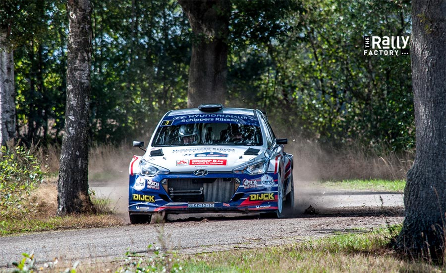 Titelaspiraties Bob de Jong in een klap van tafel na crash in Hellendoorn Rally