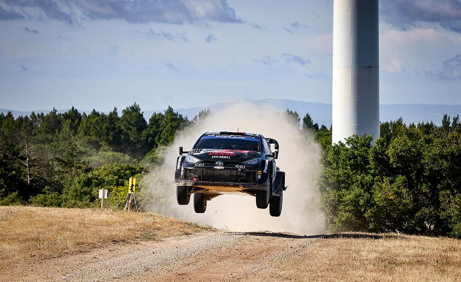 Ogier leider na zaterdag, Munster 5e, Neuville crasht