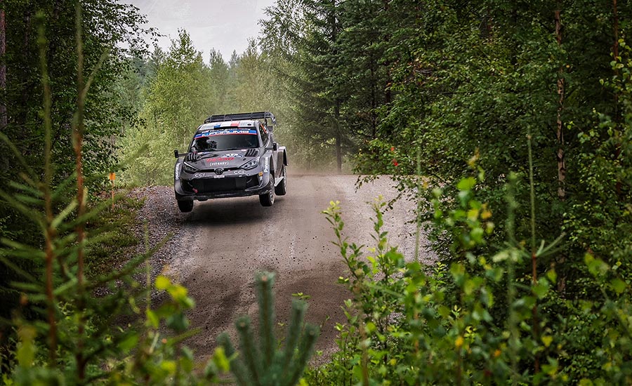 Ogier pakt overwinning in WRC Rally Finland na crash Rovanperä, Neuville profiteert