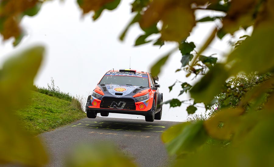 Kleine verschillen na WRC CER vrijdag, Neuville leidt