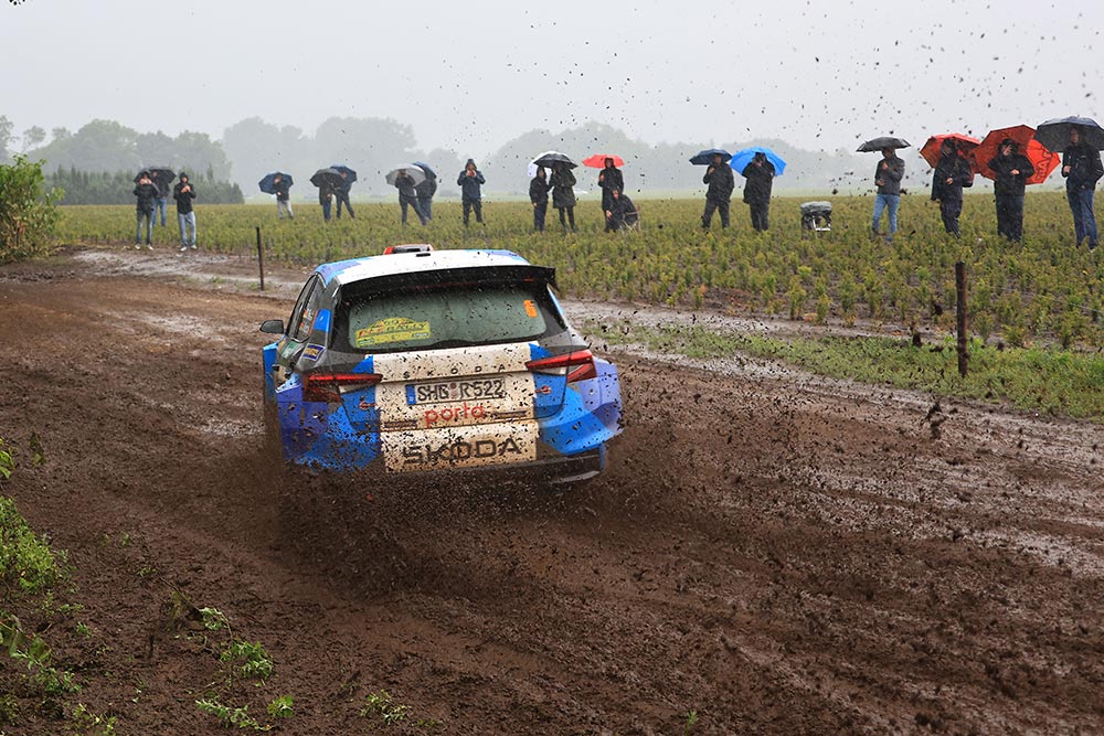 ELE Rally 2025 - Dennis Rostek in actie op het modderige onverhard in Wintelre, Skoda Fabia RS Rally2