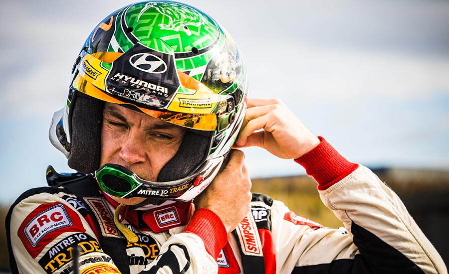 Hayden Paddon aan de start van Ypres Rally met Hyundai i20 N Rally2