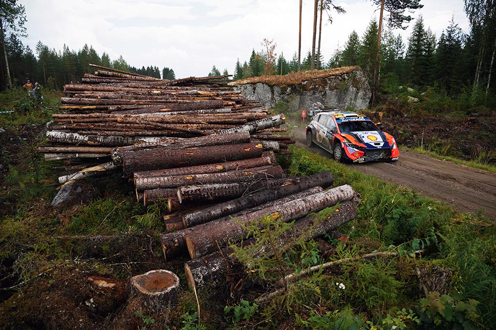 WRC Rally Finland: Tänak krijgt 5 min tijdstraf en voorwaardelijke aftrek van 35 WK-punten na raken official. Schade na raken boom SS7