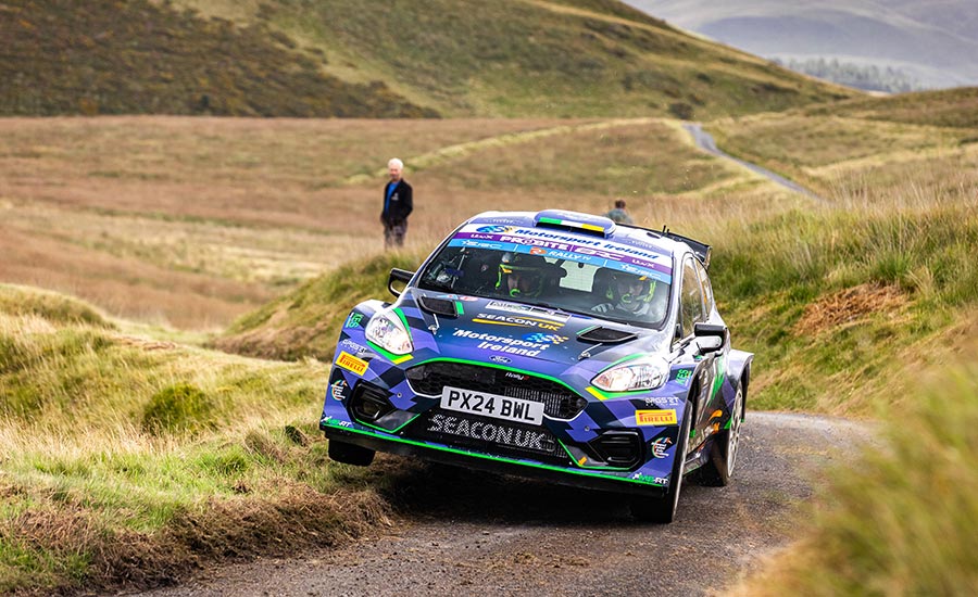 Armstrong pakt eerste ERC-zege in Rali Ceredigion, titelstrijd blijft open