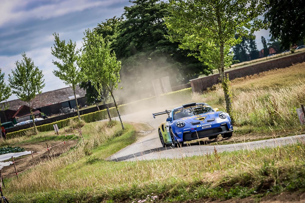 Porsche 992 Rally GT in actie, de auto van de Porsche Rally Trophy Benelux 2026