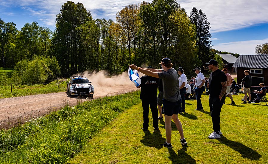 Heikkilä pakt eerste ERC-zege in Zweden nadat twee leiders crashen, P2 voor Heindrichs in JERC
