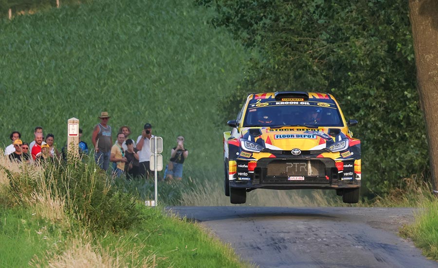 Regenbui zorgt voor grote verschillen in Ypres Rally: Paddon in de fout, Lefebvre op rozen