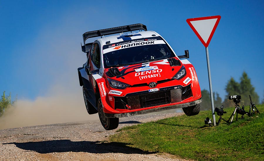 WRC Rally Estonia Estland Ontketende Pajari wint alle vrijdagproeven, Ten Brinke rolt maar finisht