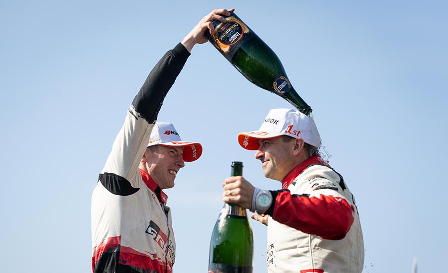 Evans WRC World Champion 2026 Evans pakt eerste WRC-titel na krankzinnige ontknoping op Sardinië Solberg crasht in voorlaatste bocht